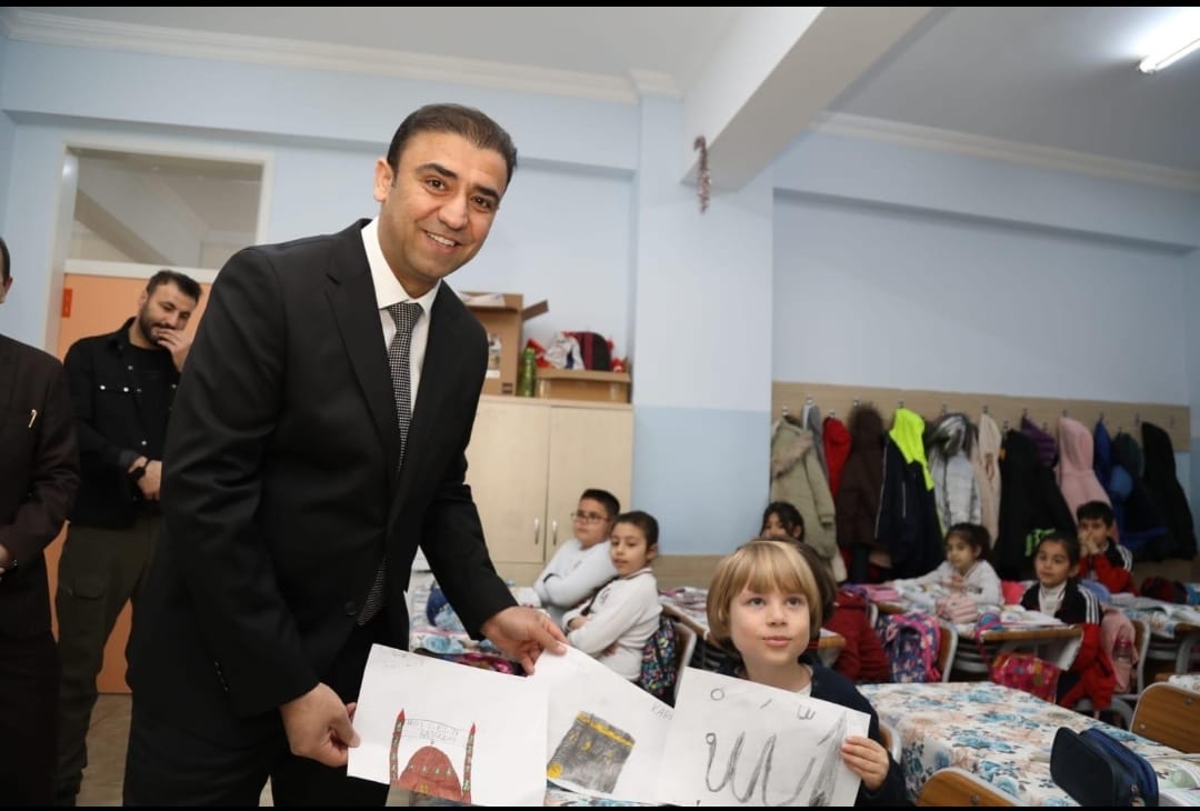 İstiklal Marşı'nın gür sesi, ay yıldızlı bayrağın nurlu gölgesi ile Hayri Küpeli İlkokulunda bayrak törenindeyiz.🇹🇷

İl Millî Eğitim Müdürümüz Dr. Erdal Kılınç, İl Millî Eğitim Müdür Yardımcısı Fatih Türkhan ve Şehitkâmil İlçe Millî Eğitim Müdürü Mehmet Ali Tiryakioğlu'yla Hayri