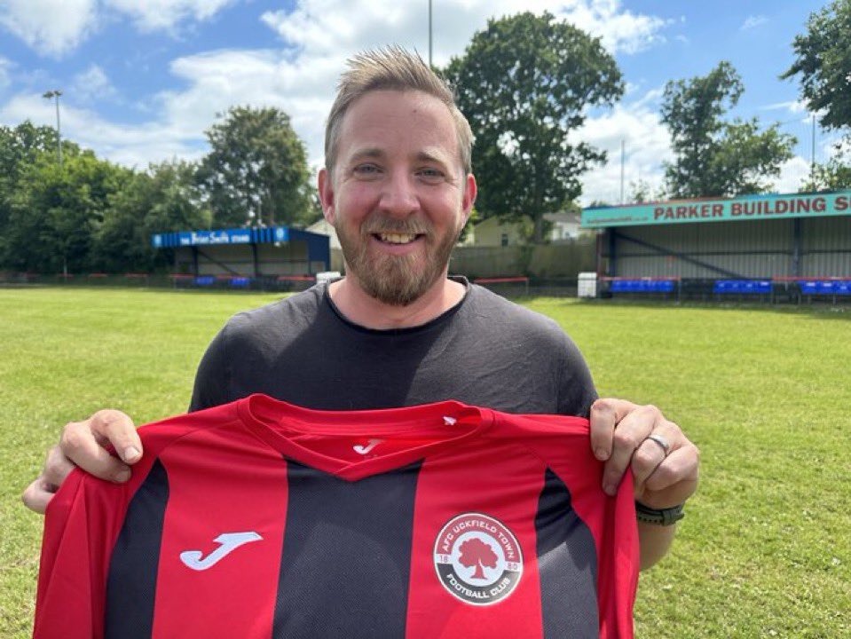 𝗔𝗙𝗖 𝗨𝗰𝗸𝗳𝗶𝗲𝗹𝗱 𝗧𝗼𝘄𝗻 tweet media