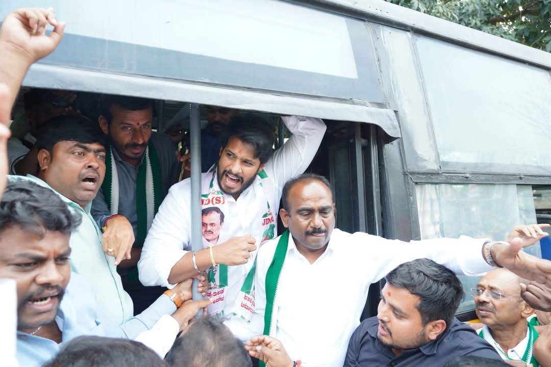 amanjunath_mla's tweet photo. ಬೃಹತ್ ಪ್ರತಿಭಟನೆಯಲ್ಲಿ ಯುವಘಟಕದ ರಾಜ್ಯಾಧ್ಯಕ್ಷರಾದ ನಿಖಿಲ್ ಕುಮಾರಸ್ವಾಮಿ ರವರು, ಶಾಸಕರು, ಮಾಜಿ ಶಾಸಕರು,ವಿಧಾನ ಪರಿಷತ್ ಸದಸ್ಯರು, ಮಹಿಳಾ ಮುಖಂಡರು, ಪದಾಧಿಕಾರಿಗಳು, ಬೆಂಗಳೂರು ಘಟಕದ ಪ್ರಮುಖ ಮುಖಂಡರು, ಸಾವಿರಾರು ಕಾರ್ಯಕರ್ತರು ಭಾಗಿಯಾಗಿದ್ದರು.
#GuaranteeCalendar #datehelisiddaramanna https://t.co/4AF6faBoEk