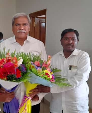 Mallannagauda's tweet photo. ನೆಚ್ಚಿನ ನಾಯಕರು ಕರ್ನಾಟಕ ಸರ್ಕಾರದ ಸಣ್ಣ ಕೈಗಾರಿಕೆ ಯಾದಗಿರಿ ಜಿಲ್ಲಾ ಉಸ್ತುವಾರಿ ಸಚಿವರಾದ ಸನ್ಮಾನ್ಯ ಶ್ರೀ@SBDarshanapurಸಾಹೇಬರಿಗೆ 64ನೇ ವರ್ಷದ ಹುಟ್ಟು ಹಬ್ಬದಹಾರ್ದಿಕ ಶುಭಾಶಯಗಳು 5 ಬಾರಿ ಶಾಸಕರು3 ಬಾರಿ ಸಚಿವರಾಗಿ ಜನಸೇವೆಮಾಡುತ್ತಿರುವ ತಮಗೆ ಮುಂದಿನ ದಿನಗಳಲ್ಲಿ ಉನ್ನತ ಹುದ್ದೆಗಳನ್ನು ಸಿಎಂ. ಡಿಸಿಎಂ ಆಗಲಿಎಂದು ಶುಭ  ಹಾರೈಸುವೆ https://t.co/1DUwhqOak1