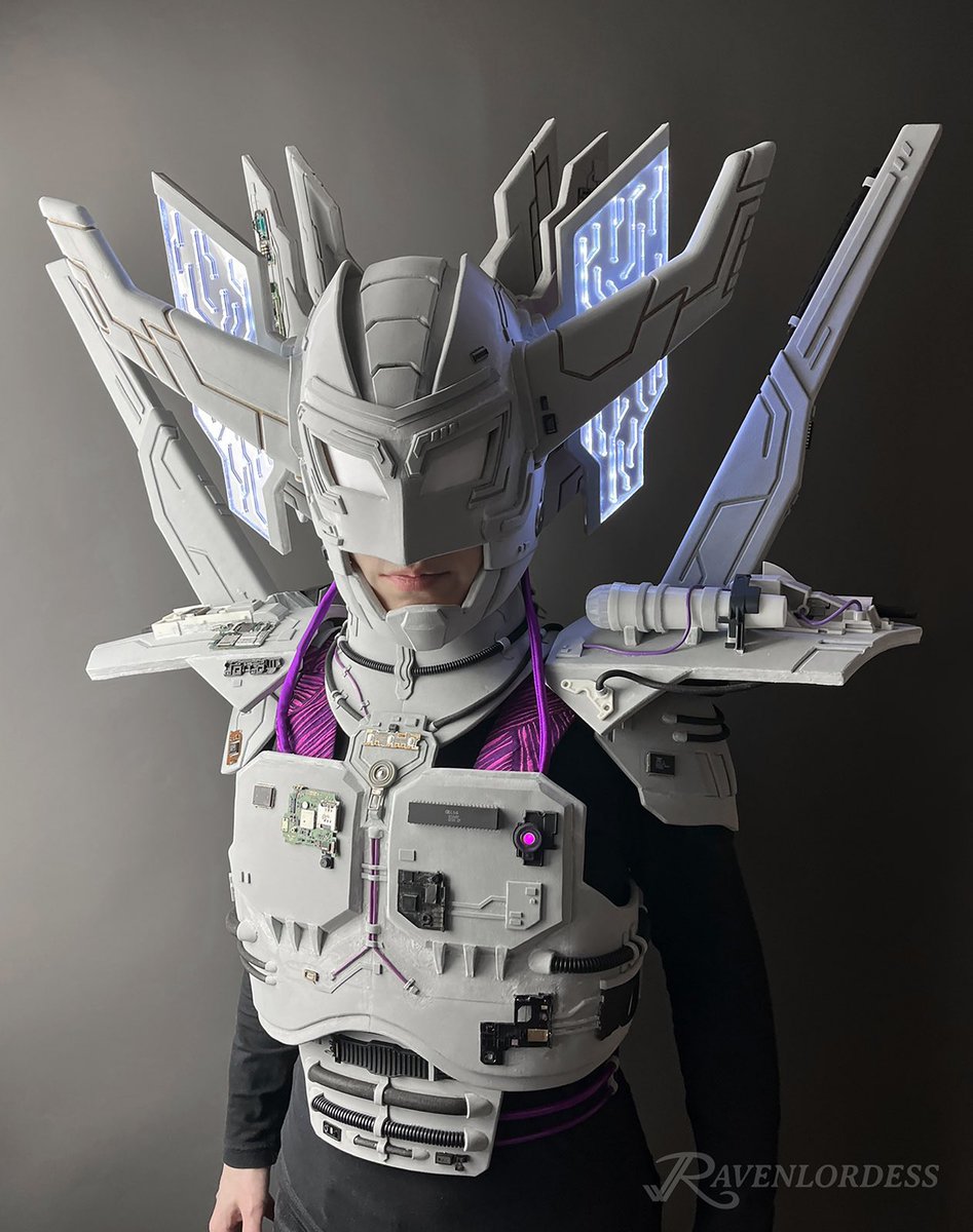 The Machine now has shoulder armour too. Their overall shape is based on the intro of Turrican 2, everything else is my interpretation. At this point I’ve built almost 1/3 of the costume parts, although the armour still needs to be painted.

#Amiga #RETROGAMING #cosplay #Turrican