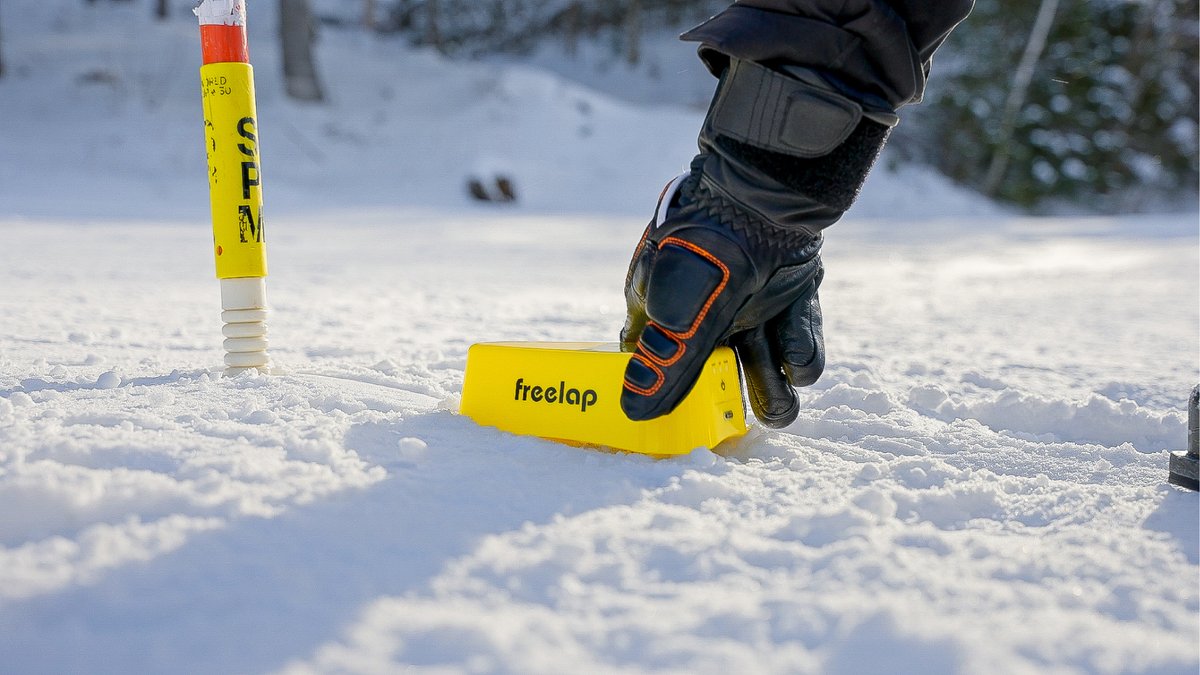 Zoom on the 𝗧𝗫 𝗧𝗥𝗔𝗖𝗞 𝗣𝗥𝗢:
Tx Track Pro can be quickly set as START, LAP, or FINISH transmitter. Convenient and easy to use, it lands on the snow and emits a magnetic field automatically detected by your chip when it passes by. 

More info:  freelap.com/product/ski-tx…