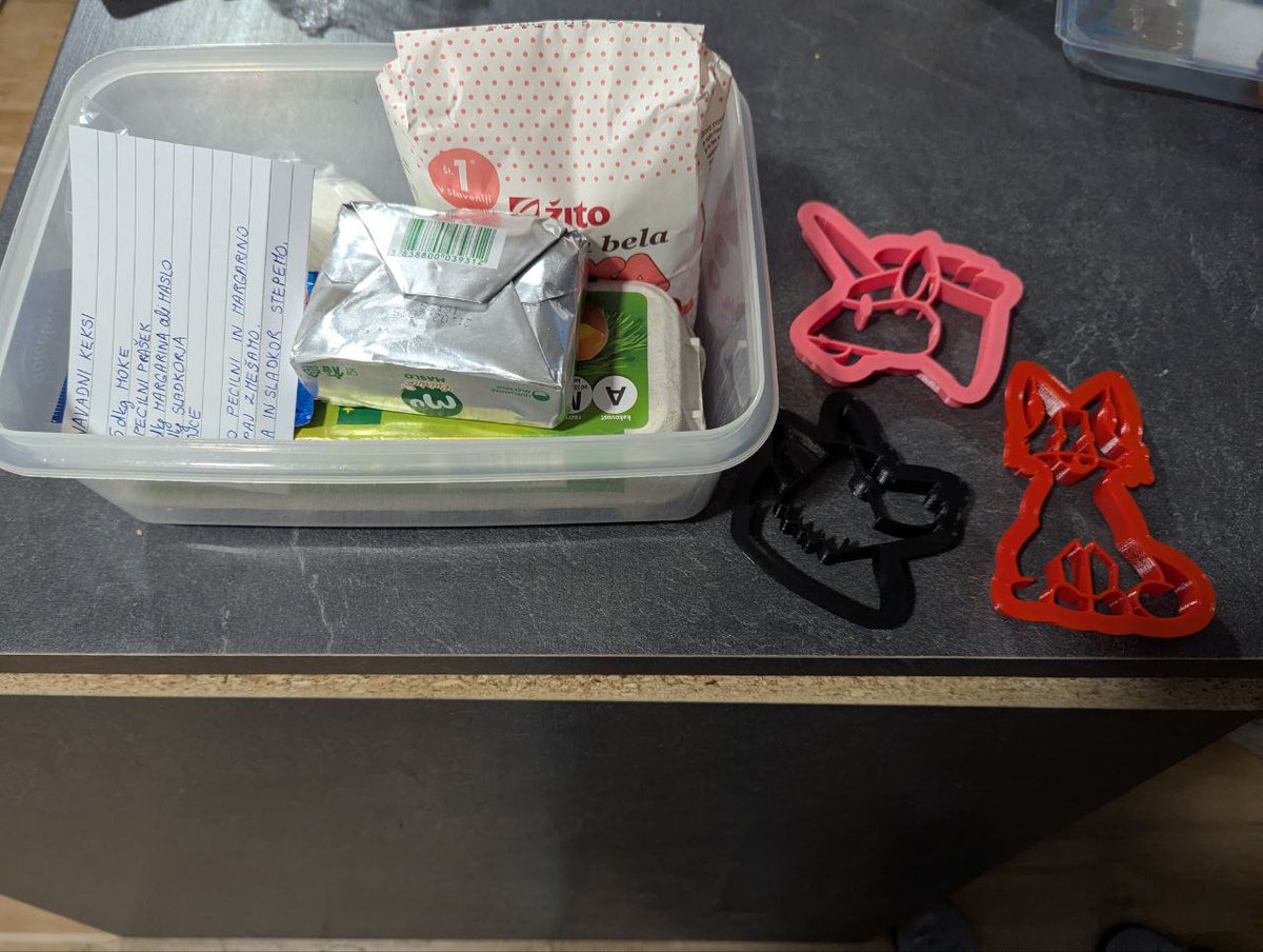 We made furry cookies with moulds from <a href="/DireCreatures/">DireCreatures</a> 💜
