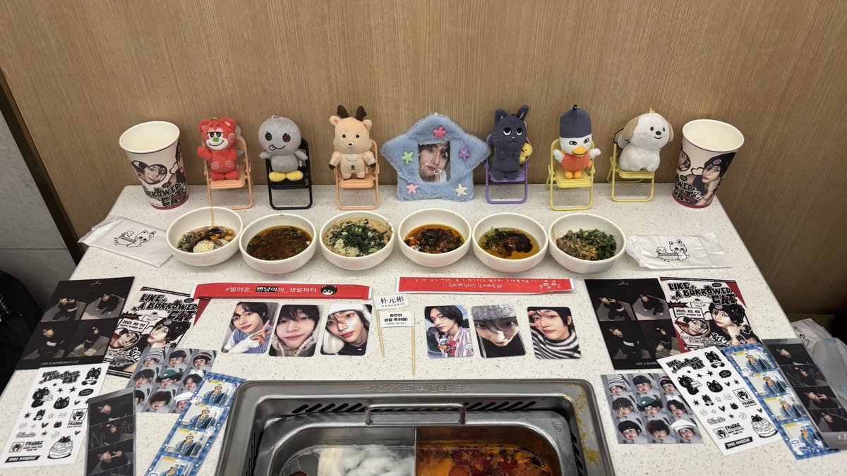 제 인생 첫 하이디라오입니다..!!
생일카페가 하이디라오에 열린다길래 설레는 마음으로 방문했어요🤩 특전도 너무 예뻤습니다🫶

#빌려온_삔냥이의_생일파티
#빌려온_삔냥이의_훠궈펑요