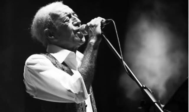 Yıllardır çizgisinden ve sanatçı kimliğinden asla taviz vermeyen güçlü ses, #EdipAkbayram güzel ve derin izlerle ayrıldı aramızdan. 
Mekanı cennet olsun 
Tüm yakınları ve sevenlerine baş sağlığı diliyorum