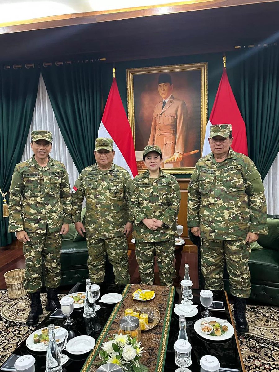 ariel_heryanto's tweet photo. Bahkan di masa kejayaan rezim militer Orde Baru, para perwira militer memilih tampil berbusana sipil demi legitimasi politiknya. Sebagian warga sipil sok jagoan dengan berbusana mirip militer ditertibkan.
#militerisme #militerisasi https://t.co/E7eA3NTVYI