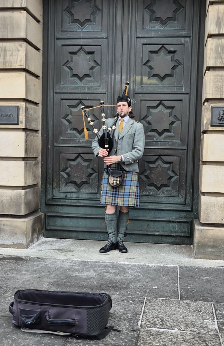 rachel1981x's tweet photo. @allsaintsps a little delayed with the "Dydd Gwyl Dewi Sant" post 🏴󠁧󠁢󠁷󠁬󠁳󠁿 .. but we had so much fun in Scotland 🏴󠁧󠁢󠁳󠁣󠁴󠁿 !! #Edinburgh  #EdinburghCastle #RoyalMile #Bagpipes #SantesElen https://t.co/keLiHJhv2O
