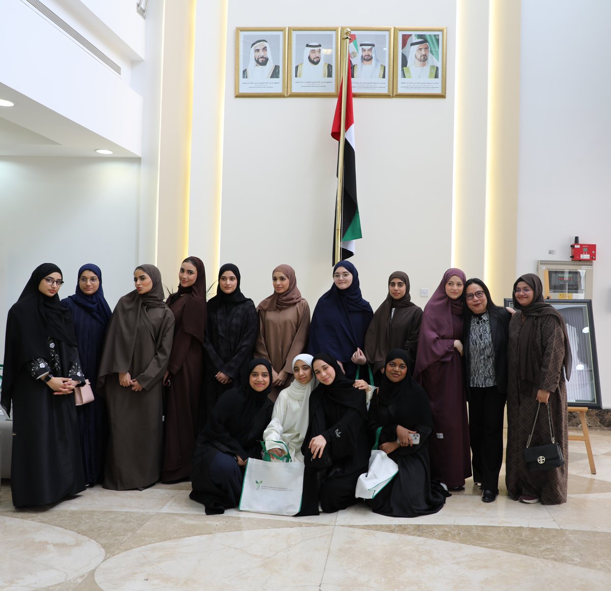 A group of students from Hind Bint Maktoum Girls’ Secondary School visited the Khalifa Center to learn about the ongoing scientific research conducted there. The center's staff provided a simplified explanation of the advanced technologies and equipment used in the research.