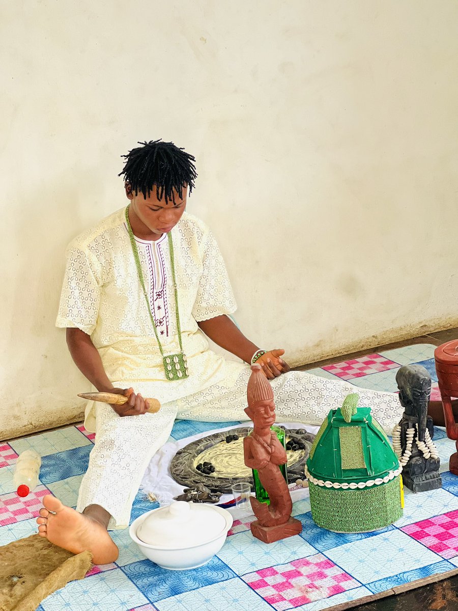 baba_Ifaseyii's tweet image. Oròrò Marò🌴🕊️

Let Us Bow Our Heads And receive the blessings from Olodumare &amp;amp; Ancestors🕊️🙇🏻‍♀️🕊️

Wish you a great ose ifa🌴💦🕊️

May Olodumare Accept our offerings
May ifa guide and protect us from the hands of the Enemies!

Big Ase👏🏻💦