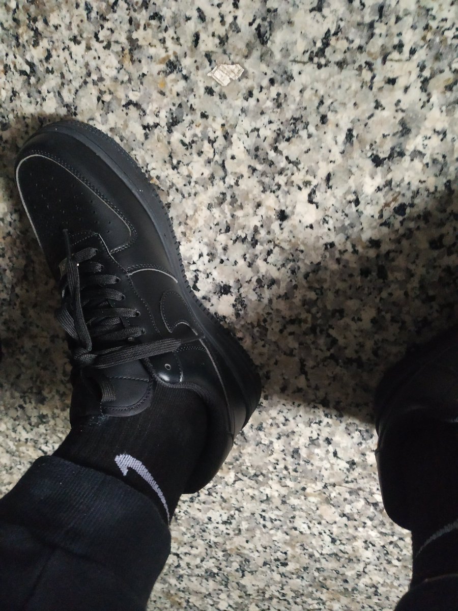 好像大家都是比较喜欢白色的AF1，黑色的看起来明明也不错啊