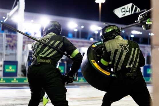 Con 10 interrupciones de carrera (Safety-Car, Virtual Safety-C y Full Course Yellow), la carrera Qatar 2025 estuvo llena de acontecimientos. El Team Peugeot TotalEnergies gestionó bien estas fases delicadas y adaptó sus estrategias para mantenerse y terminar entre los 10 primeros