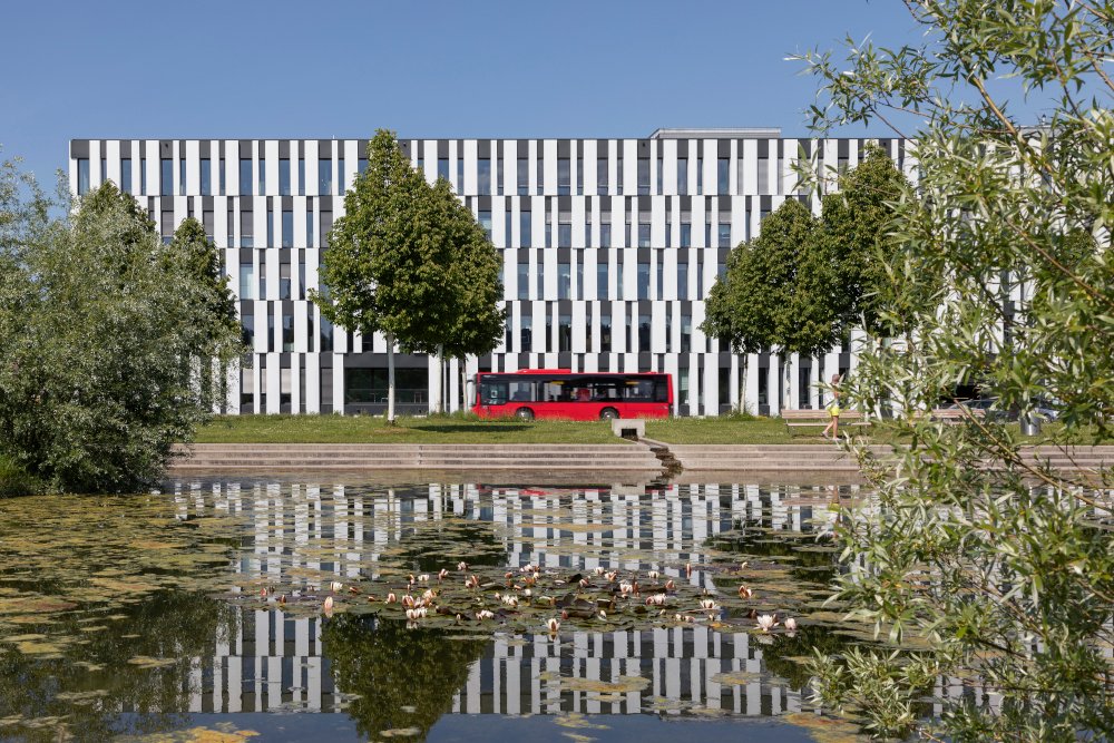 Die RKBM reicht das Regionale Angebotskonzept ÖV 2027–2030 beim Kanton ein. Sie beantragt für zahlreiche Linien gezielte Verbesserungen wie Taktverdichtungen oder verlängerte Betriebszeiten. Erstmals enthält das Konzept auch vier On-Demand-Angebote: tinyurl.com/y7hanfwh