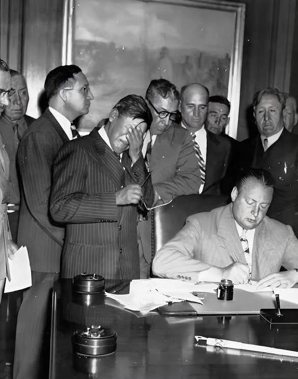 🇺🇸 A contract signed in tears.

In 1948, George Gillette, leader of the Mandan, Hidatsa, and Arikara tribes, broke down in tears as he was forced to sign away 630 km² of fertile Missouri River land to the U.S. government.

The tribes received $7.5 million, but at a devastating