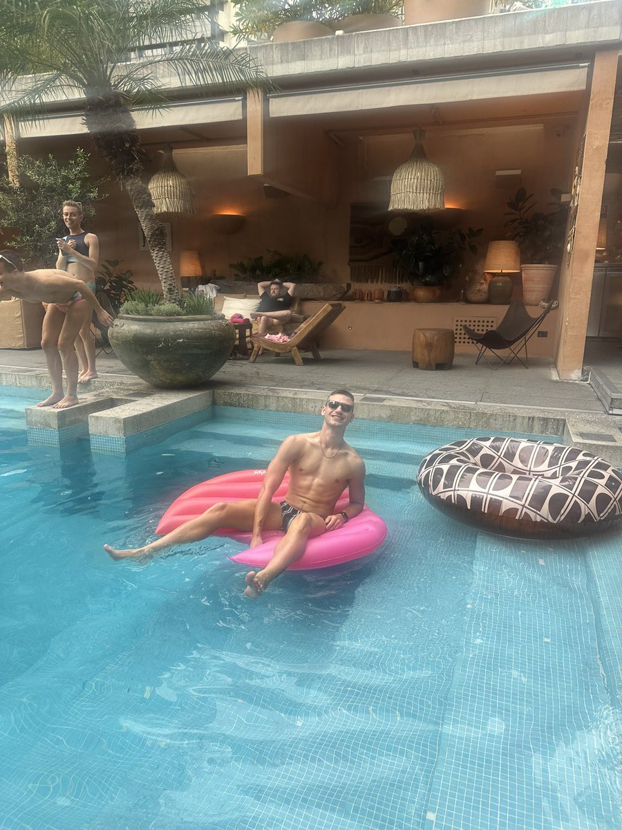 Pool party vibes ✌🏻