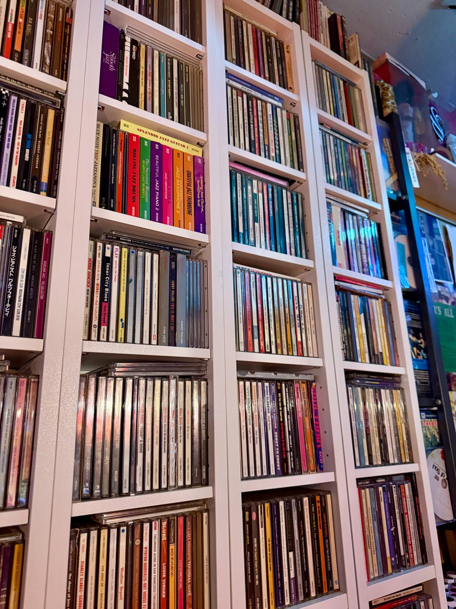 umeservice02's tweet photo. 【Soul   beat】  
店内はポップでCDもたくさん！ ジントニックを注文し、お通し＆ミュージックチャージ。 
音楽好きな人におすすめなバーかなと思います。おしゃれな雰囲気で１人飲みや友人との２件目にもおすすめ。  

場所：武蔵新城駅北口から徒歩1分
 #川崎グルメ
 #音楽好き https://t.co/ZI63OorX3v