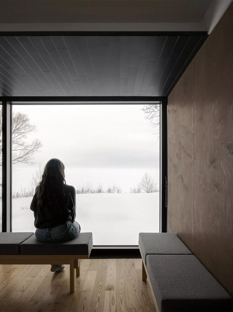 journaldesign's tweet image. La Cache, une réflexion sur les typologies résidentielles
Visite guidée en images dans l&apos;article : urlr.me/4AZCfG

#architecture #maison #pilotis #modulaire #chalet #mélèze #Canada