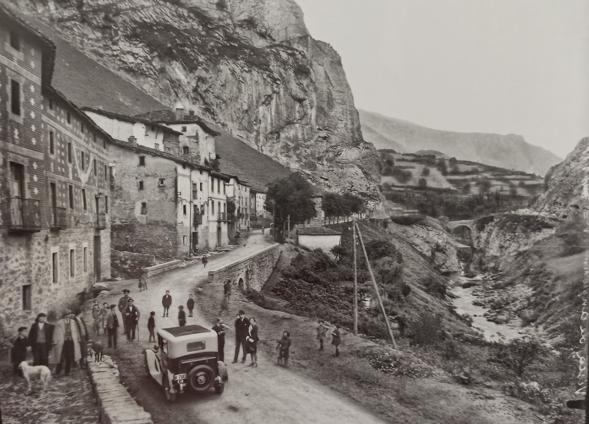 Carretera de Anguiano, en la comarca del Alto Najerilla, La Rioja, 1930. Alberto Muro.
La primera cita documental de la localidad de ANGUIANO la hallamos en el Fuero de Nájera, otorgado por Sancho III el Mayor hacia el año 1020, donde aparece con la denominación de “Anguidano”.