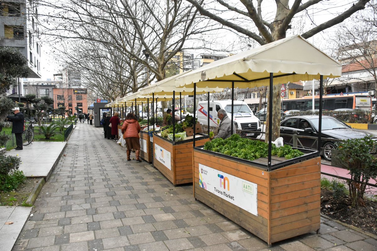 Vendndodhje e re, mundësi të reja 😍

📌Tregu ynë i levizshëm tani është në një lokacion të ri për t’ju ofruar fruta dhe perime të freskëta më pranë jush! 🌽🥕 🍎🍋‍🟩 Na vizitoni dhe shijoni freskinë çdo ditë tek Rruga e Kavajës, pranë Square21.
