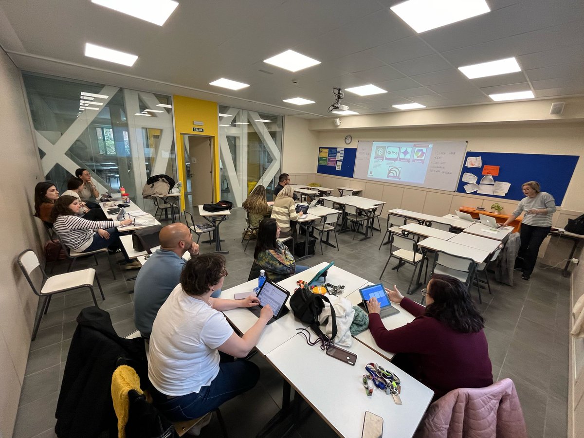 Tangram_LS's tweet image. 🔹 La IA al servicio de la educación 🔹

El pasado lunes 24 de febrero, nuestros compañeros Sonny Tuke y Esther Collado llevaron a cabo el taller &quot;IA como Herramienta en la Clase de Inglés&quot; en el @VMirasierraSSCC 📚

🙌 Gracias por acogernos 💙

#tangramlearningsystems  🚀