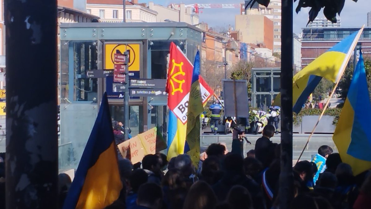 Toulouse les occitans soutiennent l'Ukraine avec les groupes Occitanie Pais Nostre, Convergencia, Bastir Occitanie et le groupe Régions Unies d'Europe