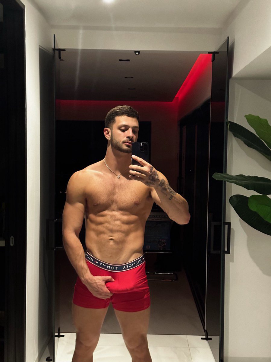 sending hot pic on twitter to everyone that says hi