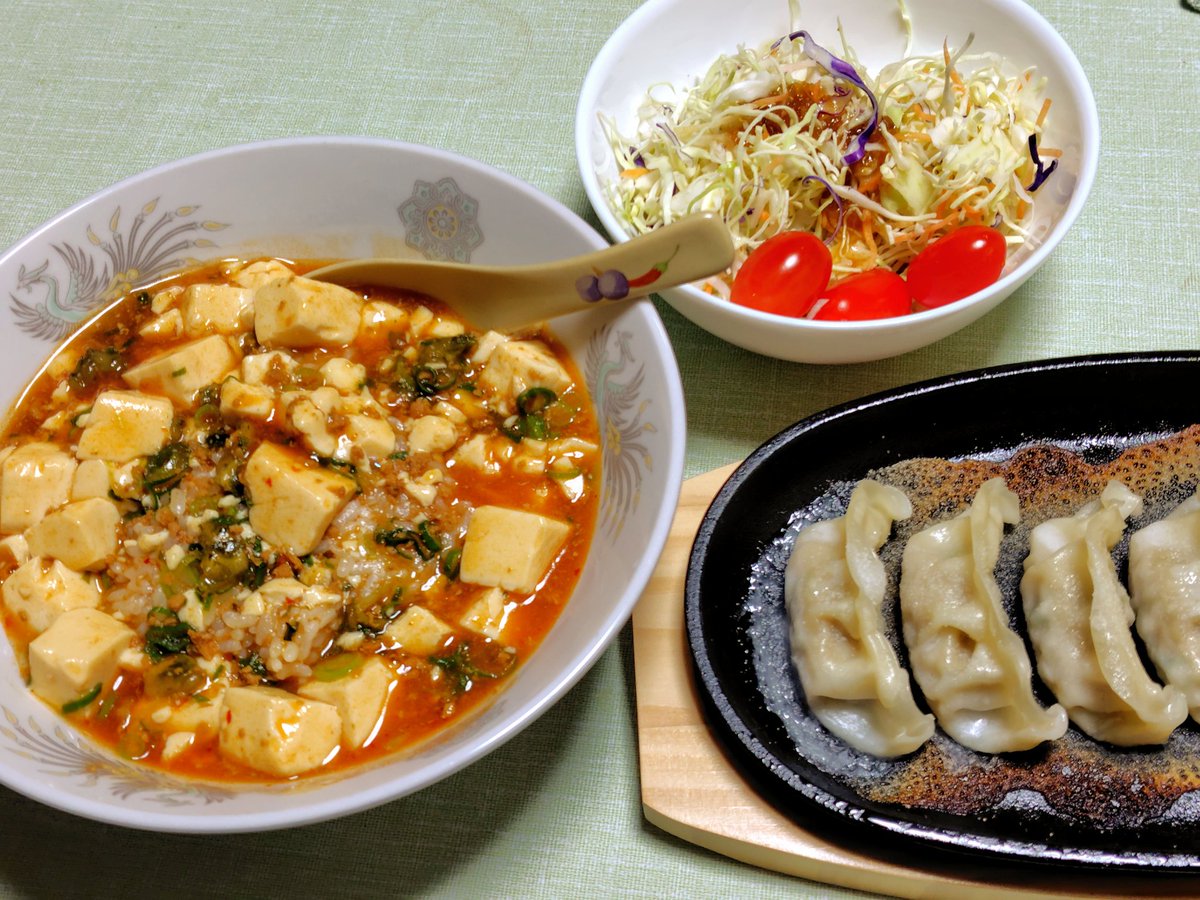 KitahoshiHikaru's tweet photo. 今日のお昼はコンソメのスー��スパゲッティ、夜は麻婆豆腐丼と冷凍餃子でした。麻婆豆腐はつゆだくになるようにお汁を多めに作っています。 https://t.co/xkiopyvrVI