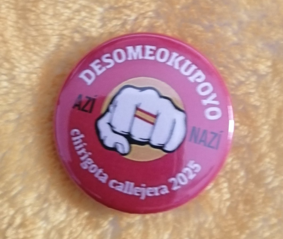 Ayer pude ver la chirigota callejera q seguro va a ser la sensación d estos carnavales.
El antifacismo/antinazismo llevado al carnaval callejero con dosis gigantes de sarcasmo, ironia y cuplés q (se lo dije a ellos) en cuanto se hagan virales van a ser un escándalo pa ofendiditos