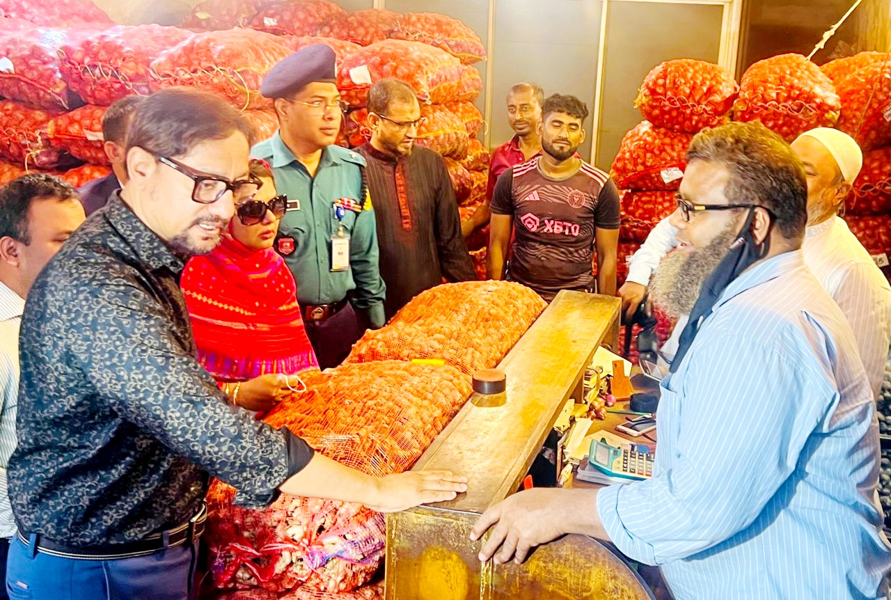 চট্টগ্রাম খাতুনগঞ্জে রমজানের নিত্যপণ্য পরিদর্শন করলেন চসিক মেয়র