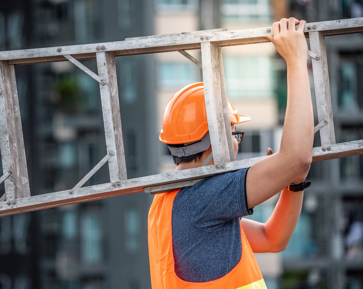 osi_learning's tweet photo. March is National Ladder Safety Month! Our ladder safety course will teach you about the proper use of ladders, recognizing hazards, avoiding accidents, and what emergency steps to take upon an accidental fall. https://t.co/8Oy074VPJ1 https://t.co/o5379pH5I5