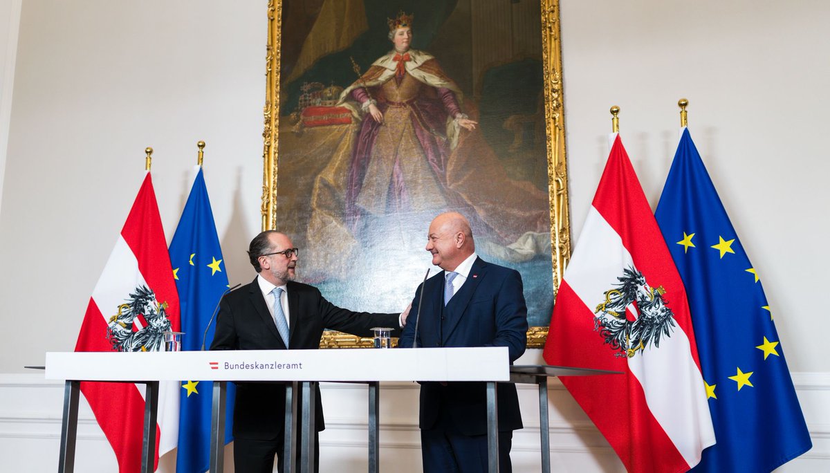 Alexander Schallenberg (@a_schallenberg) on Twitter photo Lieber <a href="/_CStocker/">Christian Stocker</a>,
Deine Besonnenheit, Deine Geradlinigkeit und Deine Konsequenz ist genau das, was unser Land nun braucht. Es ist ein gutes Gefühl, das Amt des Bundeskanzlers heute an Dich übergeben zu dürfen. Alles Gute und viel Freude mit Deiner neuen Aufgabe! Lieber <a href="/_CStocker/">Christian Stocker</a>,
Deine Besonnenheit, Deine Geradlinigkeit und Deine Konsequenz ist genau das, was unser Land nun braucht. Es ist ein gutes Gefühl, das Amt des Bundeskanzlers heute an Dich übergeben zu dürfen. Alles Gute und viel Freude mit Deiner neuen Aufgabe!