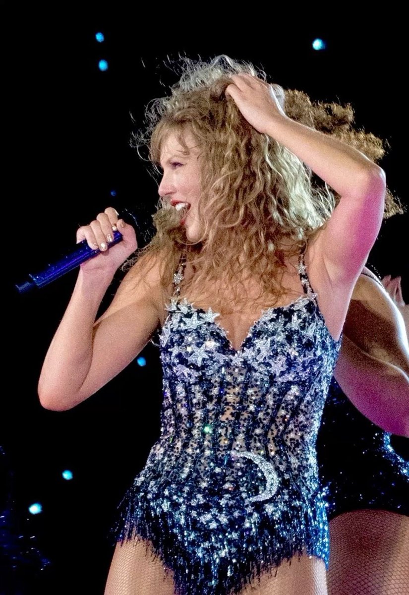 hesgetway's tweet photo. “um monumento histórico?”

a taylor de cabelo cacheado: https://t.co/BBSAoTKy4G