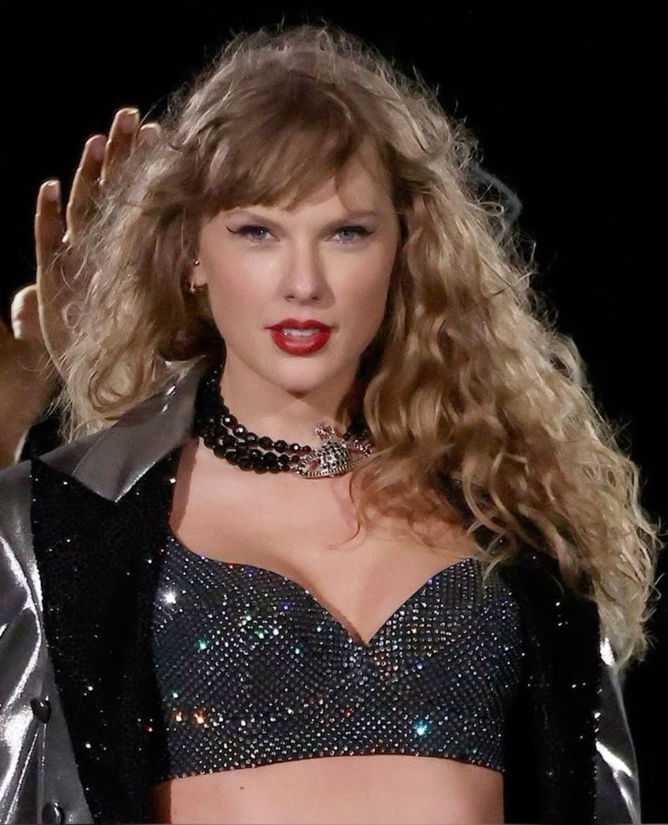 hesgetway's tweet photo. “um monumento histórico?”

a taylor de cabelo cacheado: https://t.co/BBSAoTKy4G