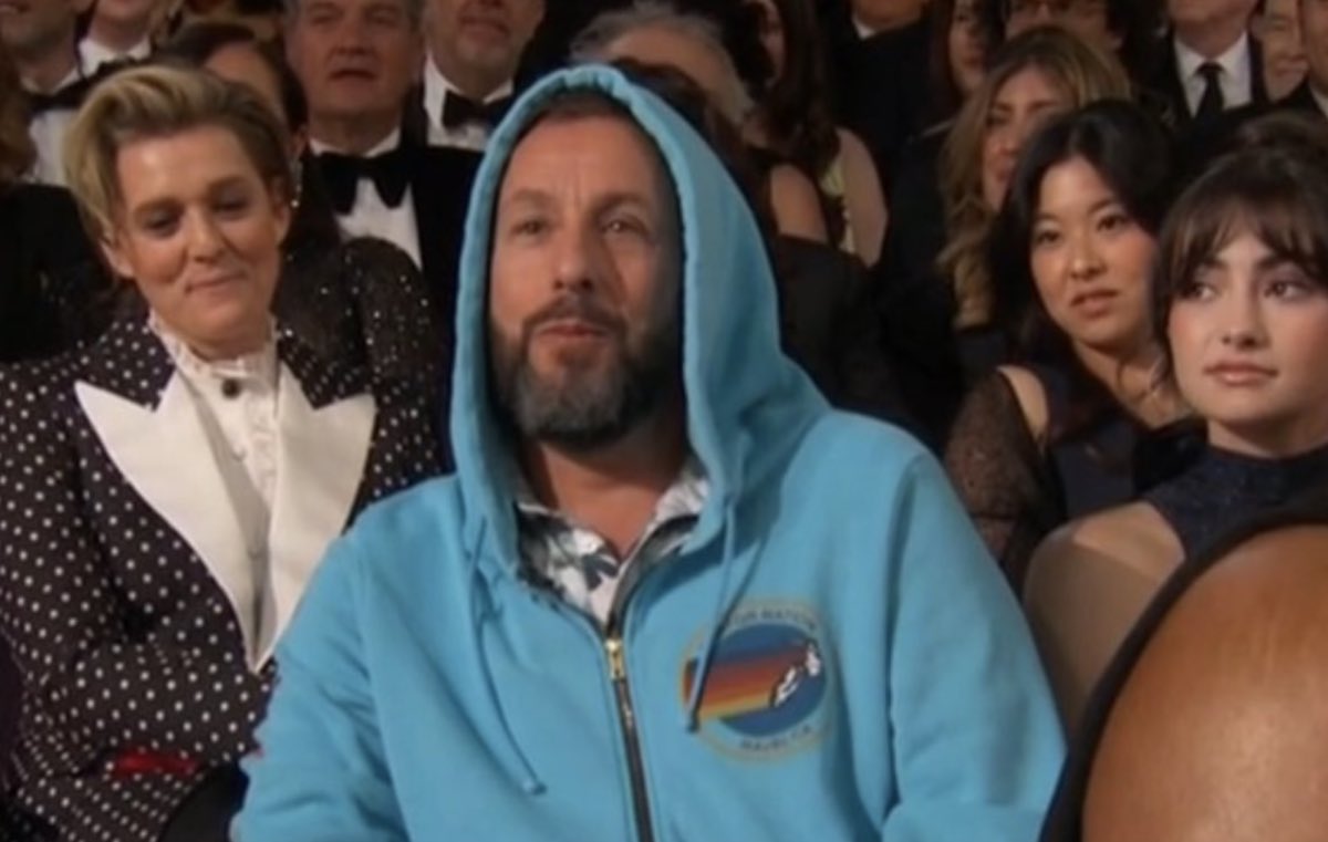 Adam Sandler se na Oscarech také ukázal ve své uniformě.