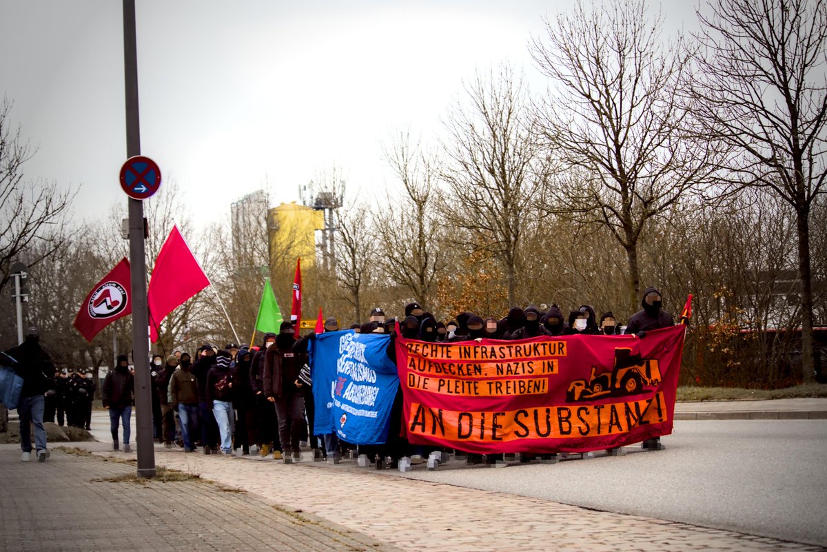 Für Sonntag hatte der österreichische Faschist Martin Sellner eine Lesung "nahe #Kiel" geplant. Daraus wurde nix. In #Schwentinental &amp; #Wellsee waren #Antifa|schist:innen auf der Hut, auch im entfernten #Nordhastedt wurde am eigentlichen Veranstaltungsort protestiert. #nonazissh