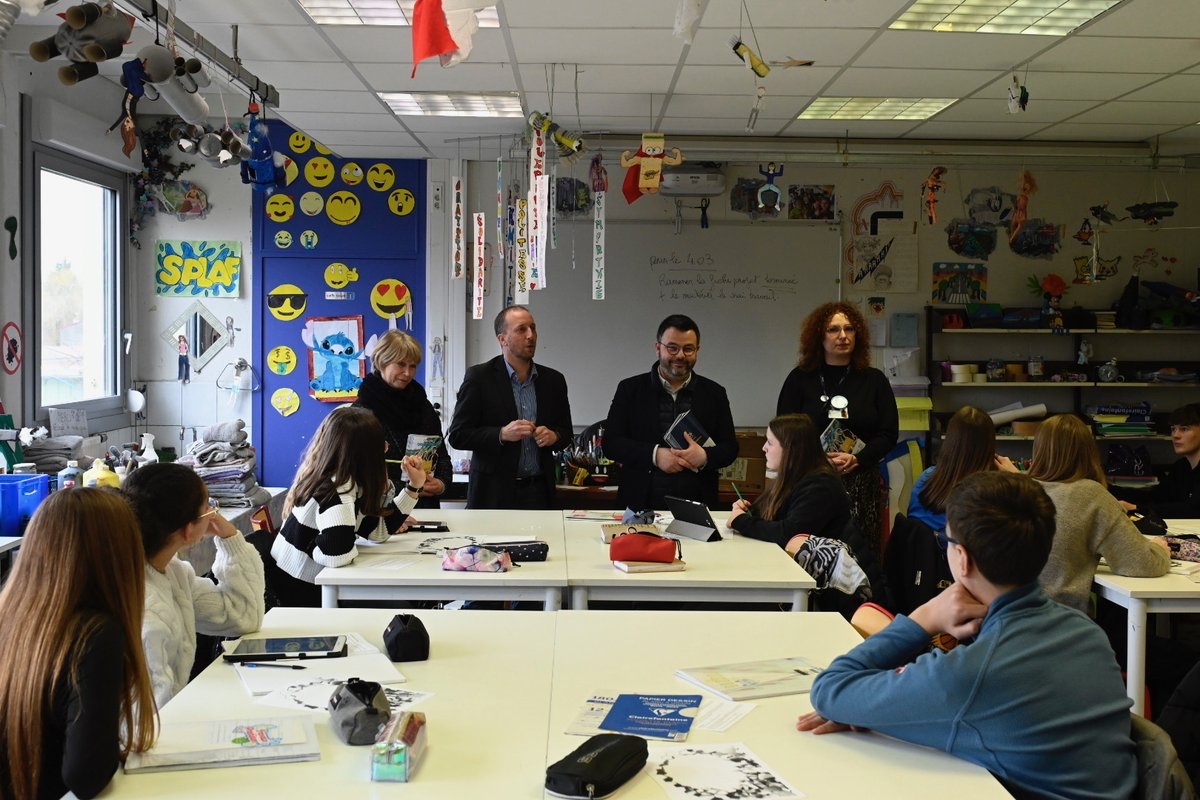 hautsdefrance's tweet photo. 📢 Collégiens, parents : besoin d’aide pour choisir la bonne orientation après la 3ᵉ ? 

✅ La Région #hautsdefrance et #ProchOrientation vous accompagnent avec le guide et le carnet d’adresses “Que faire après la 3ᵉ ?

💻 Infos et téléchargement 👉 https://t.co/VrDz4eTm9H https://t.co/i7ZugWW9Vi