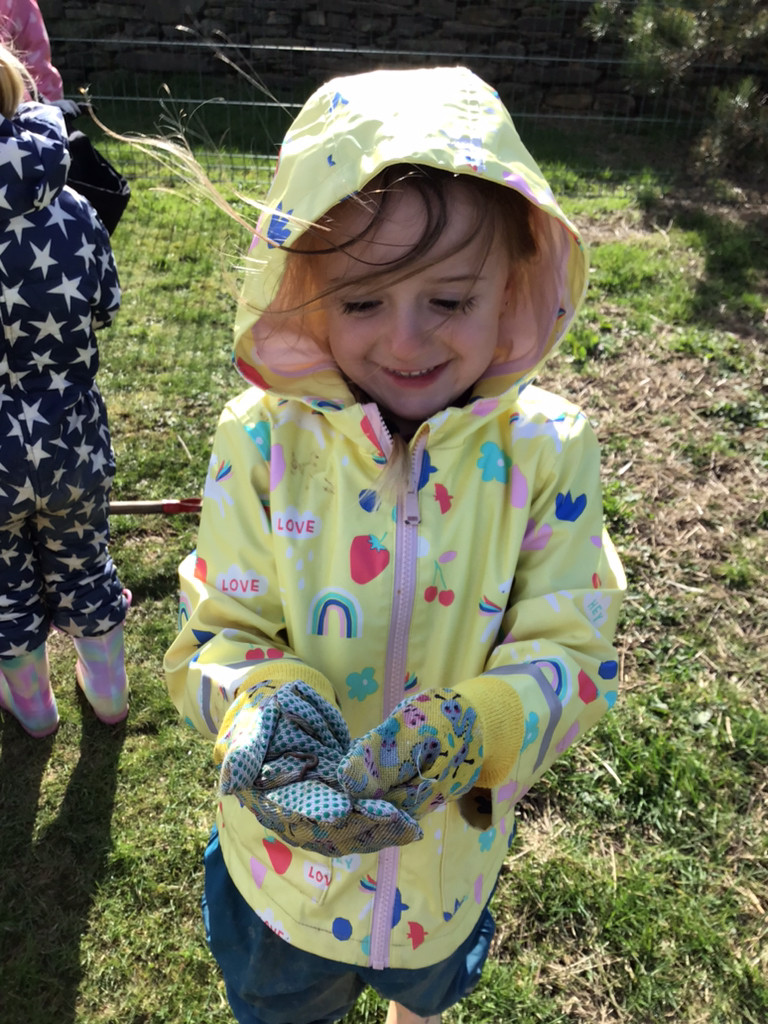 Shackleton Class have been having a blast learning why worms are important for the environment and how they help plants to grow well 🪱