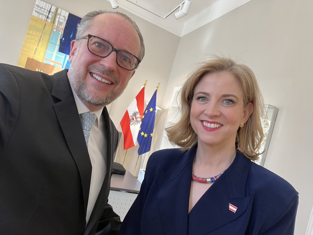 Alexander Schallenberg (@a_schallenberg) on Twitter photo Liebe <a href="/BMeinl/">Beate Meinl-Reisinger</a>, vielen Dank für die freundschaftliche Übergabe! Außenminister ist einer der schönsten Aufgaben der Republik. Viel Erfolg und Freude dabei!
Du wirst das <a href="/MFA_Austria/">MFA Austria</a> mit Ruhe, Besonnenheit und Professionalität durch außenpolitisch turbulente Fahrwasser navigieren. Liebe <a href="/BMeinl/">Beate Meinl-Reisinger</a>, vielen Dank für die freundschaftliche Übergabe! Außenminister ist einer der schönsten Aufgaben der Republik. Viel Erfolg und Freude dabei!
Du wirst das <a href="/MFA_Austria/">MFA Austria</a> mit Ruhe, Besonnenheit und Professionalität durch außenpolitisch turbulente Fahrwasser navigieren.