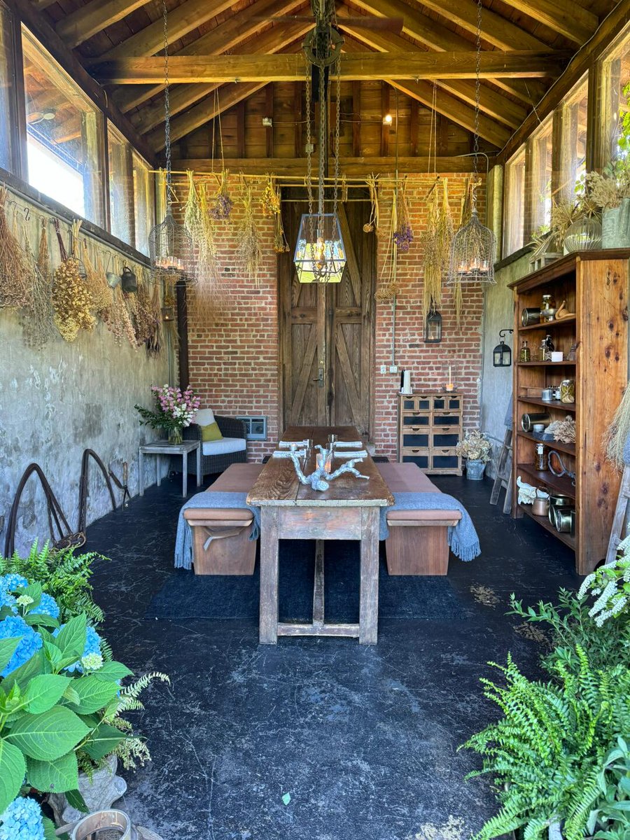 Addy_arjunaidi3's tweet image. I escaped the hustle and bustle of the city and came to a little mountain retreat. The air is fresh, the views are amazing, and it&apos;s the perfect place to get away from the busy life and enjoy somepeaceandnature #MountainViews #GetawayInNature #Serenity #RuralLiving #MountainBliss