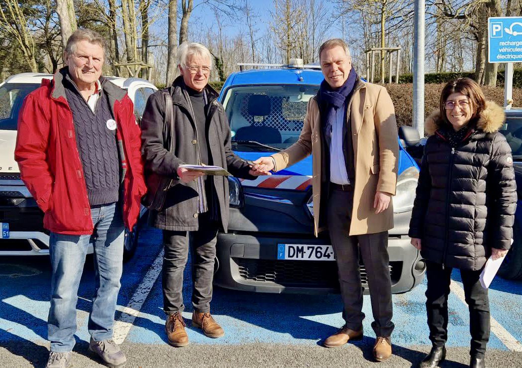 Enedis en Champagne-Ardenne (@enedis_car) on Twitter photo 🚙⚡️Enedis s’engage auprès des <a href="/restosducoeur/">Les Restos du Coeur</a> et fait don d’un véhicule électrique pour soutenir leurs actions dans la #Marne. Ensemble agissons pour une mobilité durable et responsable! 🤝 #servicepublic #endirect 🚙⚡️Enedis s’engage auprès des <a href="/restosducoeur/">Les Restos du Coeur</a> et fait don d’un véhicule électrique pour soutenir leurs actions dans la #Marne. Ensemble agissons pour une mobilité durable et responsable! 🤝 #servicepublic #endirect
