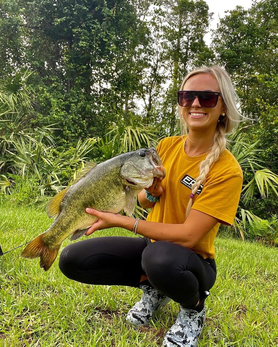 Big bass, big smiles! 🎣🔥 Nothing beats the thrill of landing a trophy catch. Who else is hitting the water this weekend? #FishingLife #BassFishing #CatchAndRelease