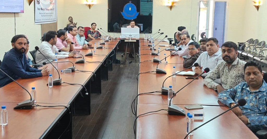 EXCISECGST's tweet image. Indore CGST Commissionerate organized 3rd interactive session on 28.02.2025 in Indore on the changes proposed in Budget 2025 under GST. Shri Yogesh P Unde (JC) was present along with other CGST officers, various Tax Practitioner Associations of Indore.