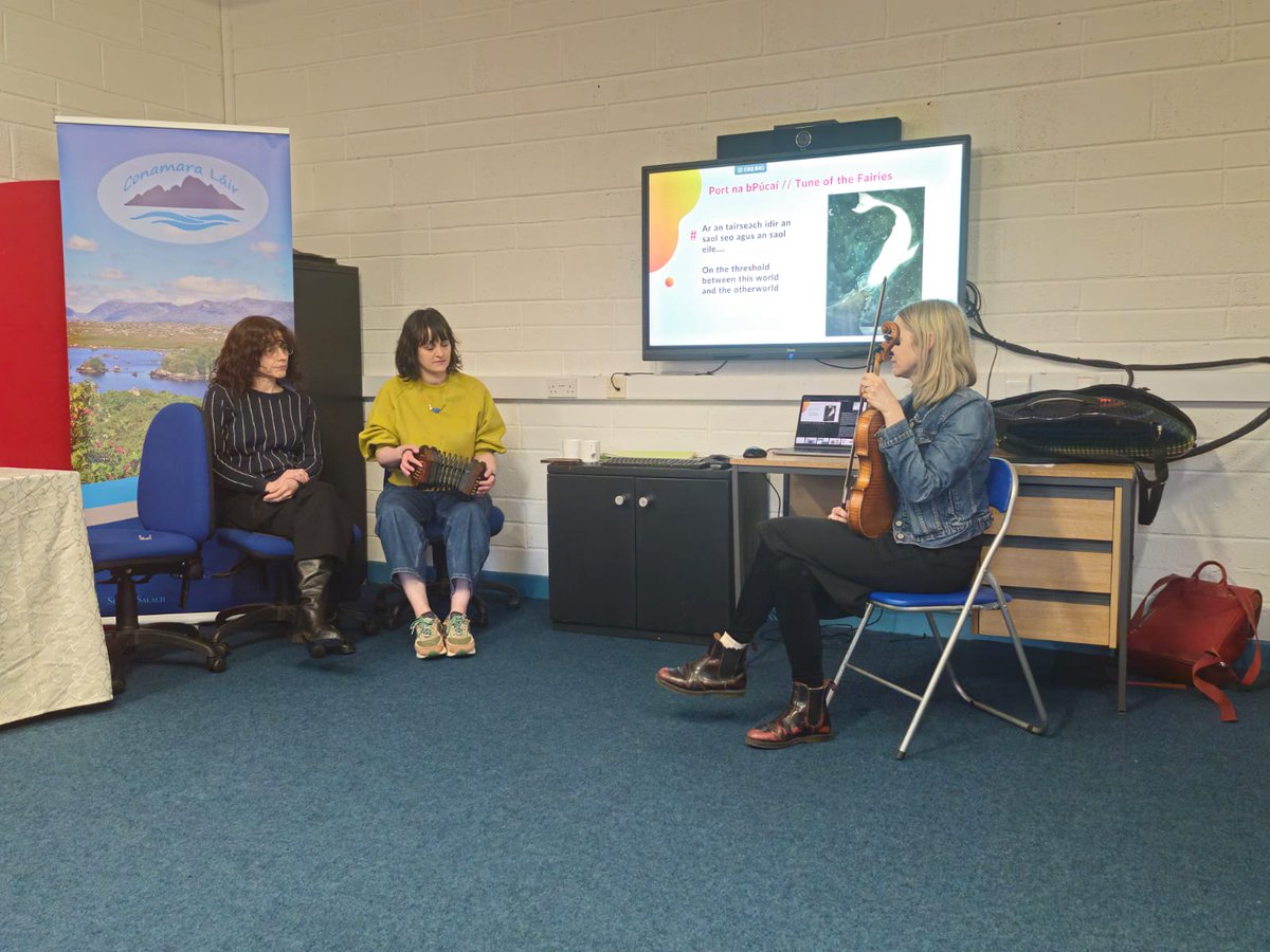 Our very own Dr. Liz Coleman speaking at the Spéirscéalta/Stories of the Air launch in Carna! A project blending science, folklore &amp; culture, exploring the air through stories. Grateful to all who joined!
#Spéirscéalta #StoriesOfTheAir #Galway #Connemara #TheAirWeShare #EPIC-AIR