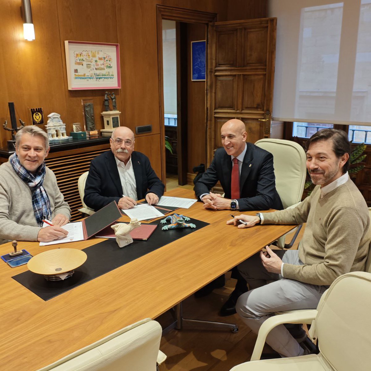 Hoy hemos firmado el Convenio de Colaboración entre el Ayuntamiento de León <a href="/LeonAyto/">Ayuntamiento de León</a> y la FFAAVV Rey Ordoño, con el cual se fomenta la actividad asociativa y la participación ciudadana.