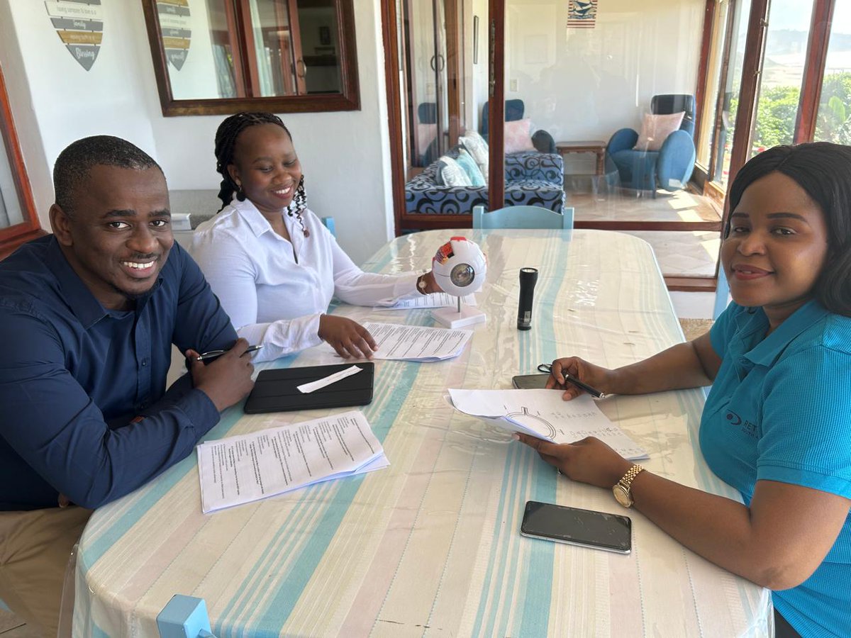 Retina__SA's tweet image. 🌟 Empowering morning with Retina SA at Summer Place Umzumbe! The Advocacy Education and Awareness Team hosted an Educational Workshop to train low vision service providers. Inspiring dedication and passion! 💡💙 #VisionSupport #RetinaSA