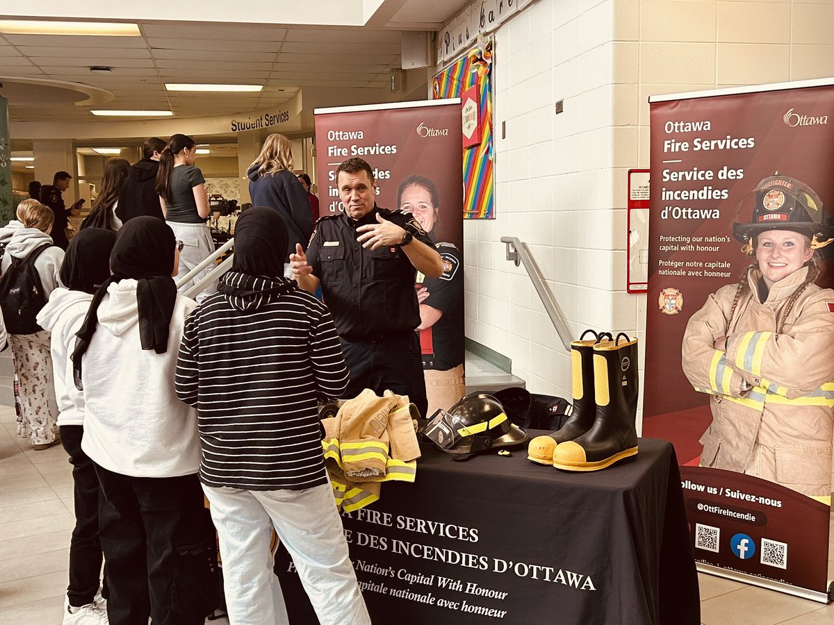 CapoOttawa's tweet photo. Thank you, Councillor @RiverWardRiley, for partnering with St. Pius X High School to sponsor a trade and job fair for youth. Our students greatly appreciated the opportunity to speak to various organizations. Thank you for visiting St. Pius X High School. #oscb https://t.co/8yK3vDQ3Qj