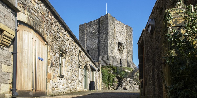 HLLancashire's tweet image. 🎉Our #HLLSpecialEvents 'Castle Crushers' @LancsMuseums #ClitheroeCastle is now available for booking between 8-11 July 2025 for #LancashireSchools
Dive into history, master new challenges, and let science guide your siege! 🏰
Contact:heritagelearning@lancashire.gov.uk