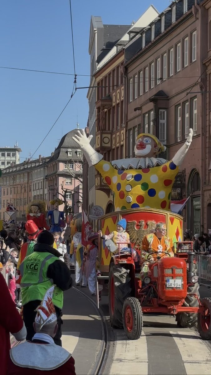 Mybus_Germany's tweet image. 本日は「ローゼンモンターク」、薔薇の月曜日です。ケルンやマインツなどのカーニバルを祝う街では、盛大なパレードが行われています🎉 #フランクフルト ではその1日前の昨日パレードが行われ、大人から子供まで仮装など楽しんでいました🤗この街らしく、アイントラハト•フランクフルトの山車も⚽️😆