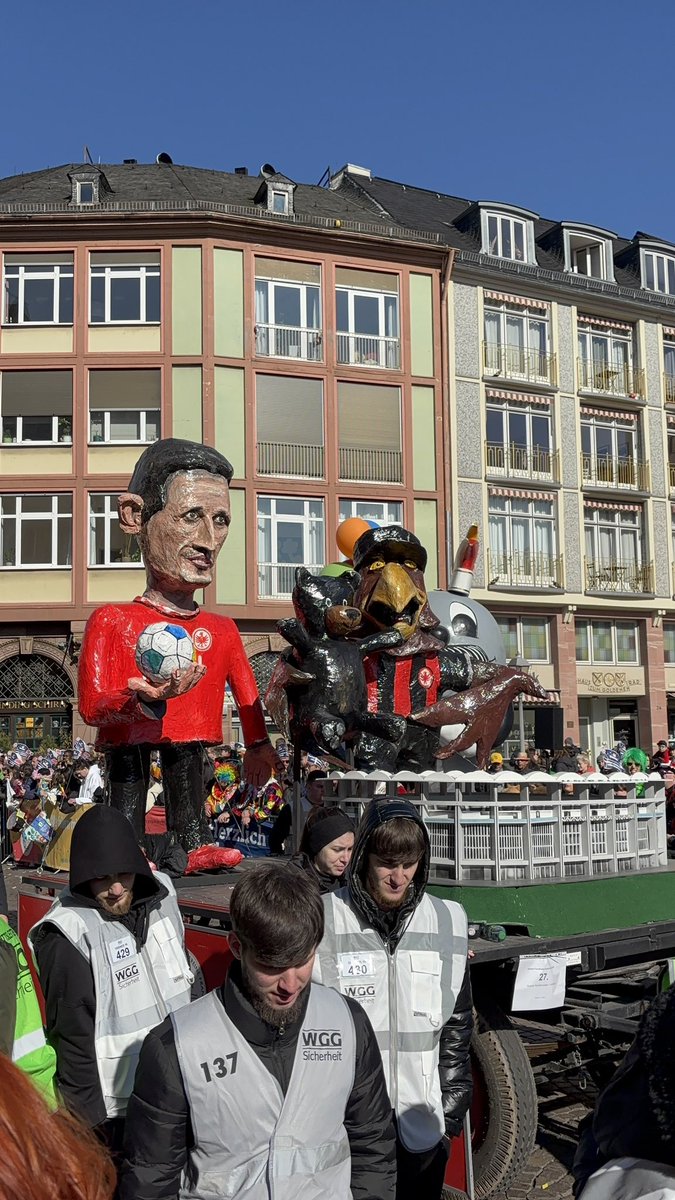 Mybus_Germany's tweet image. 本日は「ローゼンモンターク」、薔薇の月曜日です。ケルンやマインツなどのカーニバルを祝う街では、盛大なパレードが行われています🎉 #フランクフルト ではその1日前の昨日パレードが行われ、大人から子供まで仮装など楽しんでいました🤗この街らしく、アイントラハト•フランクフルトの山車も⚽️😆
