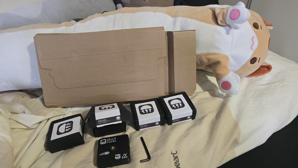 preddiegood's tweet image. I recently stumbled upon this cool product from @elleslings. Jellypucks!
they are basically little chargers that use pins to charge your Vive Trackers, so no more wires sticking out ur trackers. with these you have an additional 14h+ of playtime for you trackers (if anyone even…