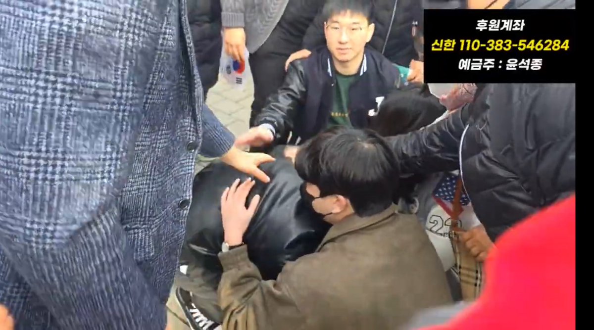 전북대학교 탄핵반대 시국선언.

시국선언이 끝나고 그동안의 부담감을 말함과 동시에 응원해준 우파 시민들에게 감사함을 표하며 감정이 복받쳐 오열하였다.

우파 시민들은 전북대 학생에게 달려와 안아주고 둘러싸며 함께 위로해주며 함께 눈물을 흘렸다.